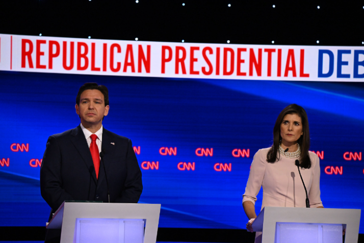O governador da Flórida, Ron DeSantis, e a ex-governadora da Carolina do Sul, Nikki Haley, participam de um debate presidencial republicano da CNN em 10 de janeiro de 2024 / Will Lanzoni/CNN