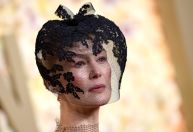 Rosamund Pike usa véu no Globo de Ouro após machucar rosto em acidente