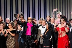 RuPaul aceita o prêmio de Melhor reality ou série de competição por &quot;RuPaul&#039;s Drag Race&quot;