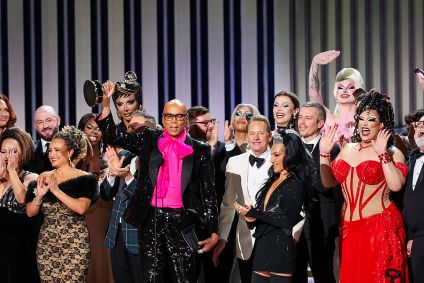 RuPaul aceita o prêmio de Melhor reality ou série de competição por &quot;RuPaul&#039;s Drag Race&quot;