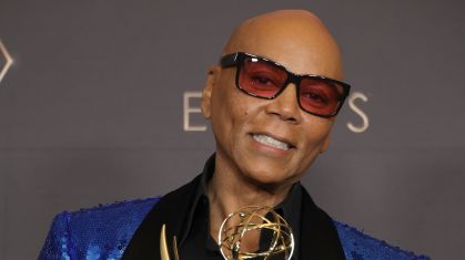 RuPaul posa com o prêmio de melhor apresentador de reality show durante o Creative Arts Emmys de 2023, no Peacock Theatre, em 07 de janeiro de 2024
