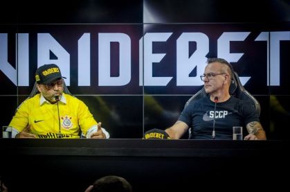Augusto Melo (Esq.) E Sergio Moura (Dir.) em apresentação do "Vai de Bet" no Corinthians