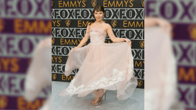 Samantha Hanratty, de &quot;Yellowjackets&quot;,no tapete vermelho da 75ª edição do Emmy