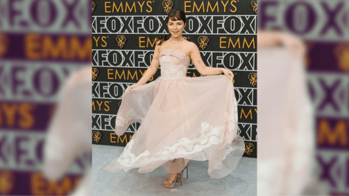 Samantha Hanratty, de &quot;Yellowjackets&quot;,no tapete vermelho da 75ª edição do Emmy