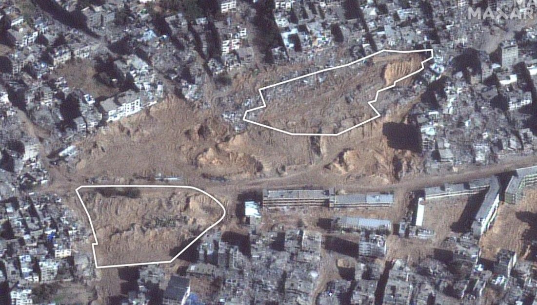 Imagem de 10 de janeiro de 2024 mostra o cemitério de Shajaiya, na cidade de Gaza, já com a terra revirada e os túmulos destruídos / CNN/Maxar Technologies
