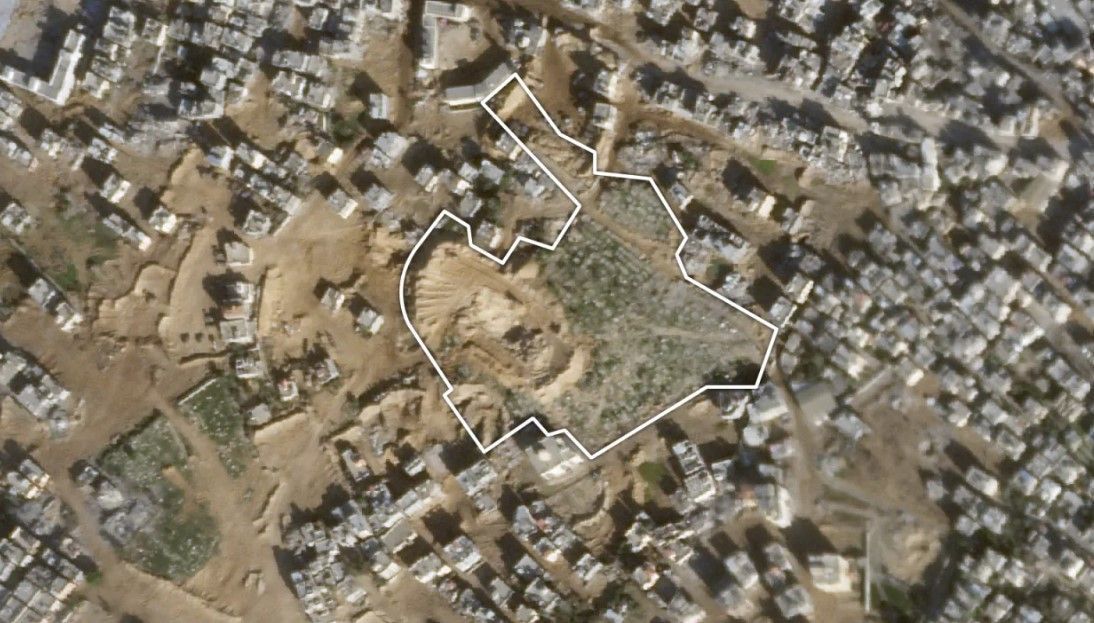 Imagem do cemitério Bani Suheila, a leste de Khan Younis, em 30 de dezembro de 2023, mostra fortificações defensivas feitas no solo / CNN/PlanetLabs