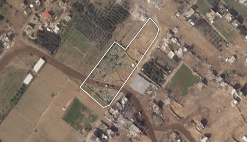 Estrada aberta no novo cemitério de Bureij em Al-Bureij, um campo de refugiados palestinos no centro de Gaza, em 12 de janeiro de 2024 / CNN/PlanetLabs
