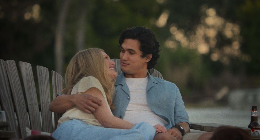Julianne Moore e Charles Melton vivem um casal em "Segredos de um Escândalo" / Divulgação/Diamond Films