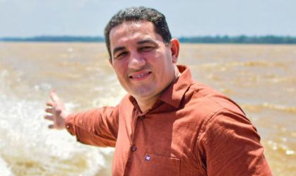 Alvo de mandado de prisão, PF procura prefeito suspeito de desviar dinheiro de merenda escolar no Amazonas