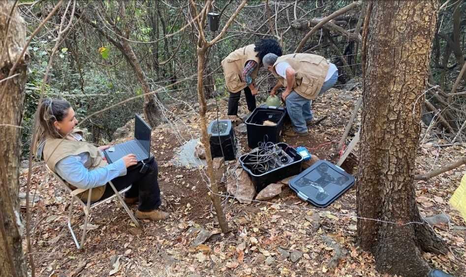 Equipe de pesquisadores da UnB monitoram sismógrafo próximo à Gruta Rei do Mato