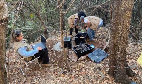 Equipe de pesquisadores da UnB monitoram sismógrafo próximo à Gruta Rei do Mato