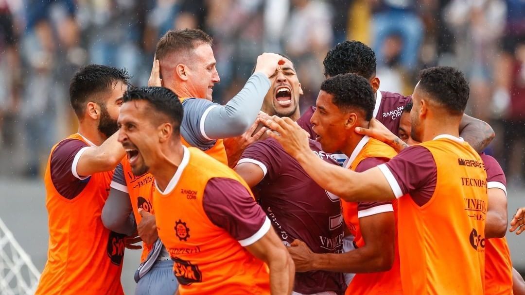 Equipe do Caxias comemora gol na vitória contra o Grêmio na estreia do Gaúcho