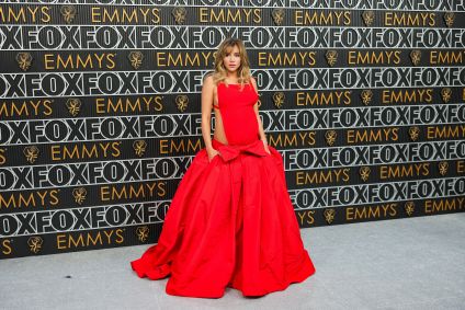 Suki Waterhouse mostra barriga grávida de Robert Pattinson