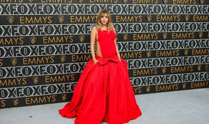 Grávida de Robert Pattinson, Suki Waterhouse mostra barrigão no Emmy 2023