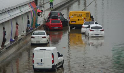 CHUVAS FORTES NO RIO DE JANEIRO PROVOCAM ALAGAMENTO EM VÁRIAS PARTES DA CIDADE