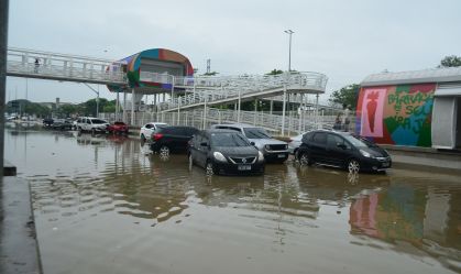 CHUVA FORTE PROVOCA ALAGAMENTO EM VÁRIOS BAIRROS DO RIO DE JANEIRO