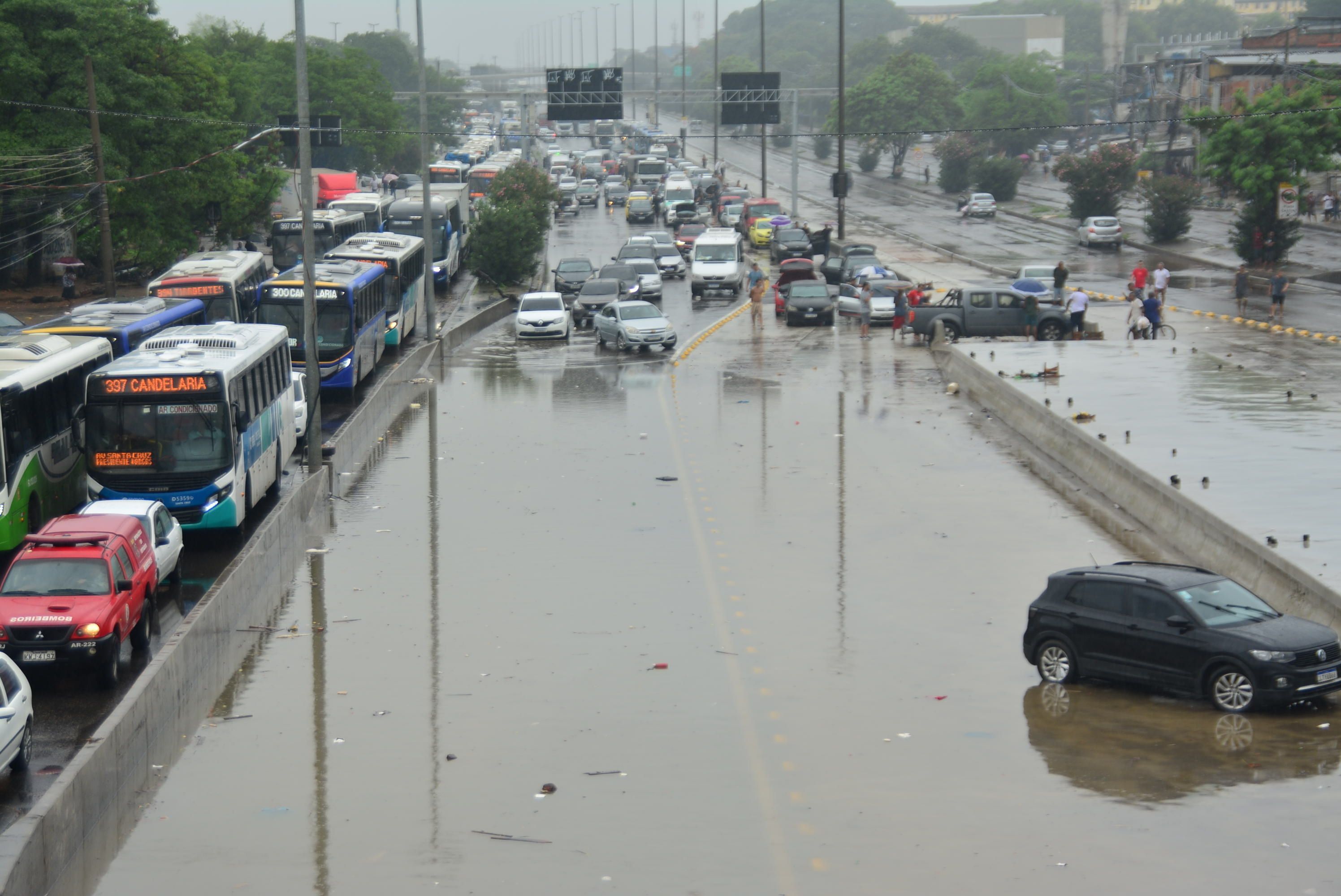 CHUVA FORTE PROVOCA ALAGAMENTO EM VÁRIOS BAIRROS DO RIO DE JANEIRO