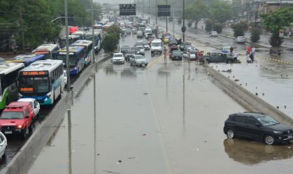 CHUVA FORTE PROVOCA ALAGAMENTO EM VÁRIOS BAIRROS DO RIO DE JANEIRO
