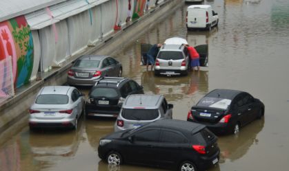 CHUVA FORTE PROVOCA ALAGAMENTO EM VÁRIOS BAIRROS DO RIO DE JANEIRO