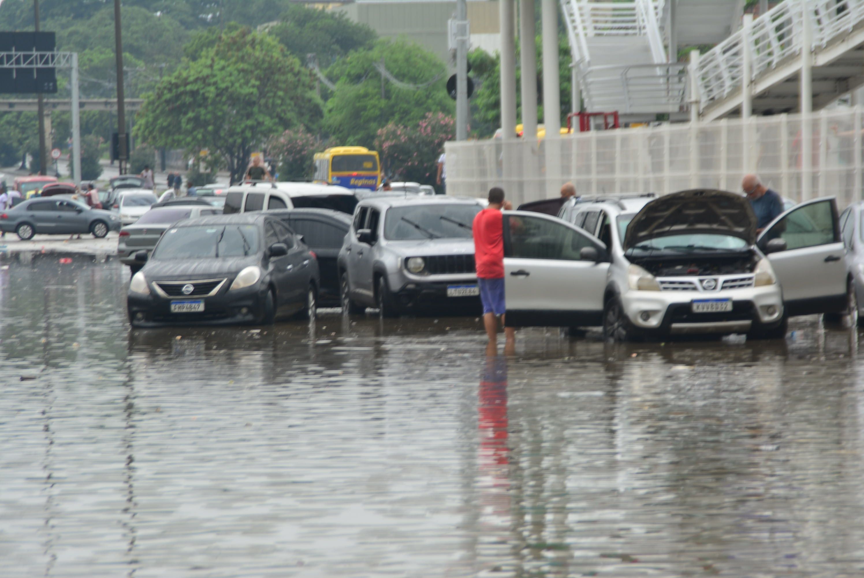 CHUVA FORTE PROVOCA ALAGAMENTO EM VÁRIOS BAIRROS DO RIO DE JANEIRO