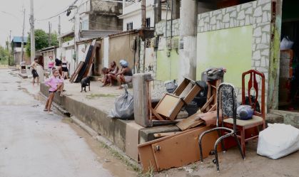 Moradores de Duque de Caxias tiveram prejuízos por causa da enchente