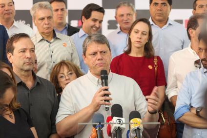 Tarcísio de Freitas fala durante coletiva