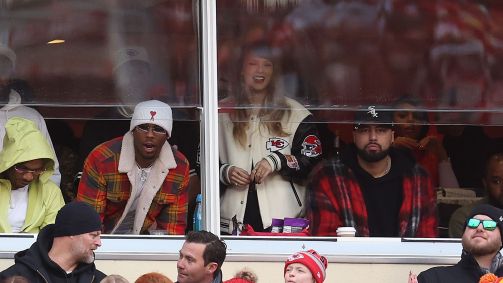 Taylor Swift assiste ao jogo entre o Cincinnati Bengals e o Kansas City Chiefs em 31 de dezembro de 2023 no estado do Missouri, nos Estados Unidos