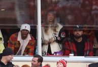 Fã flagra Taylor Swift e Travis Kelce se beijando no Réveillon; veja