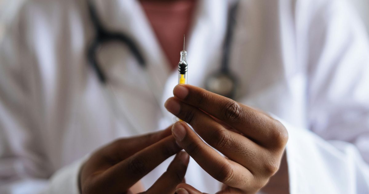 Vacina de HPV não é só para mulheres; veja os benefícios para os homens