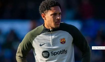 Vitor Roque com a camisa do Barcelona