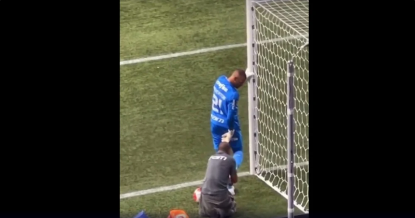 Weverton precisa de ajuda para retirar “pasta” grudada em chuteira / Reprodução / Twitter