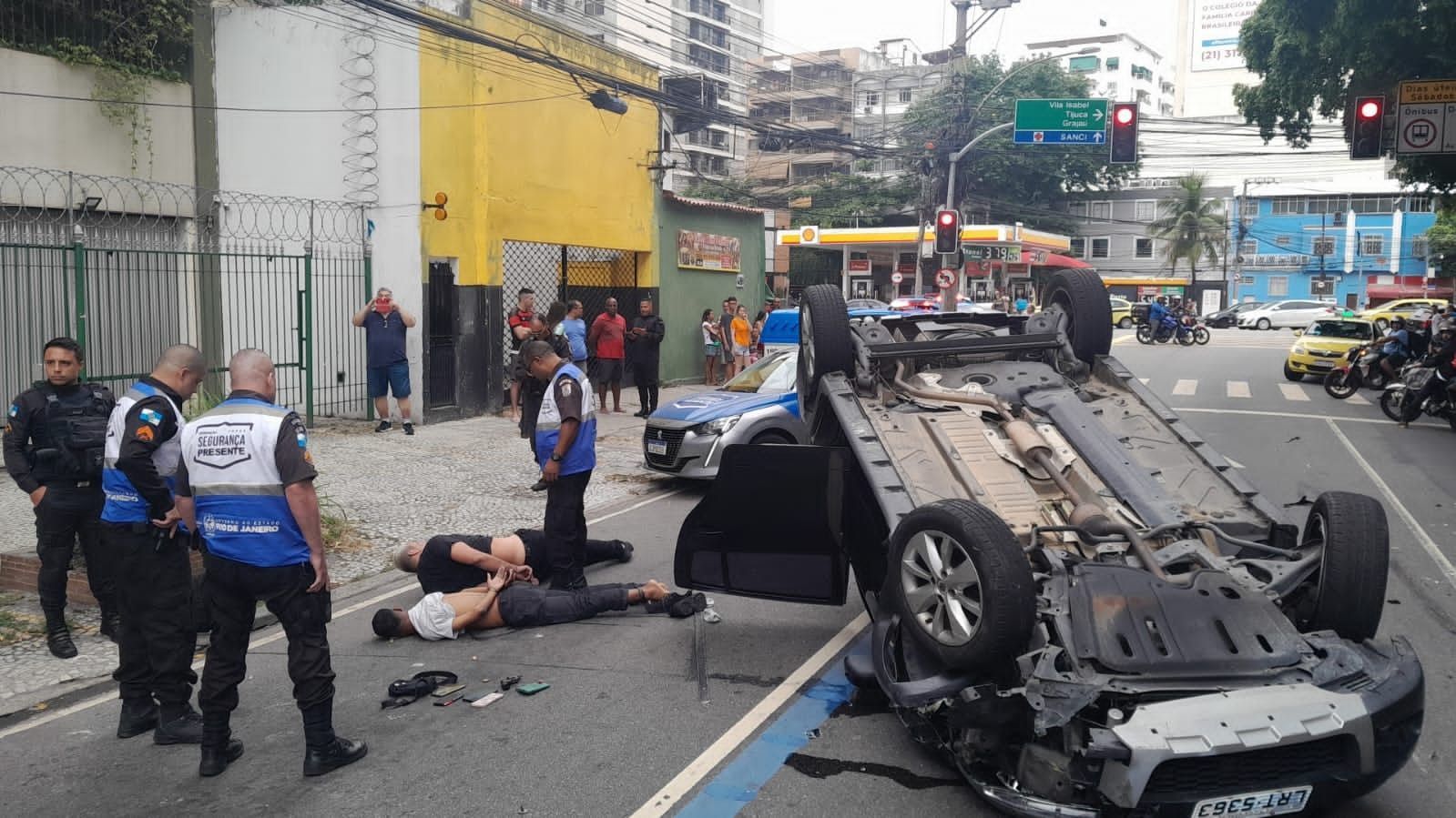 Carro capota com suspeitos dentro