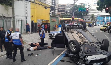 Carro capota com suspeitos dentro