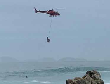 Resgate helicóptero banhista rio
