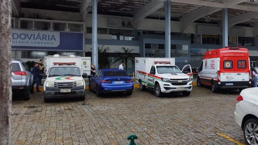 Carro em que jovens foram encontrados mortos estava estacionado na rodoviária de Balneário Camboriú / Cedida/Portal O Janelão