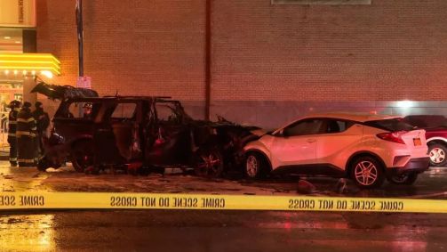 Carro ficou completamente destruído pelo fogo após colisão