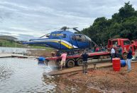Após acidente, helicóptero é retirado de represa na cidade de Capitólio