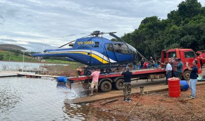 Após acidente, helicóptero é retirado de represa na cidade de Capitólio