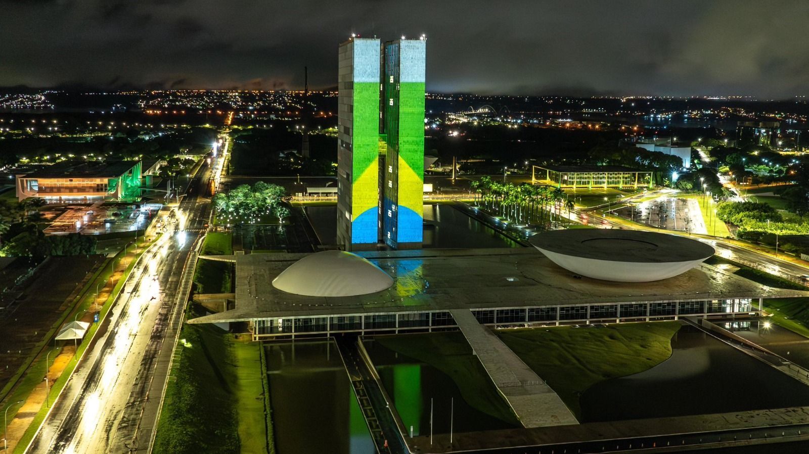 Bandeira do Brasil é projetada na fachada do Congresso Nacional para marcar um ano após ataques do 8 de janeiro / 07-01-2024 - Reprodução/Rubens Gallerani Filho/Audiovisual/PR/Twitter/José Guimarães