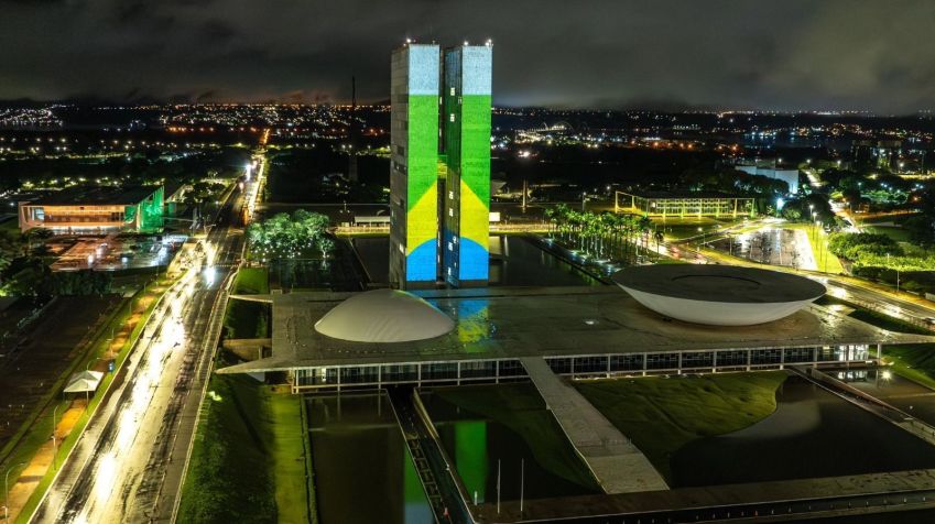 Bandeira do Brasil é projetada na fachada do Congresso Nacional para marcar um ano após ataques do 8 de janeiro / 07-01-2024 - Reprodução/Rubens Gallerani Filho/Audiovisual/PR/Twitter/José Guimarães
