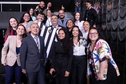 Flávio Dino (ao centro, com a camiseta do Botafogo) na despedida do Ministério da Justiça