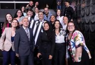 Dino começa despedida da Justiça, tira fotos com equipe e ganha blusa do Botafogo