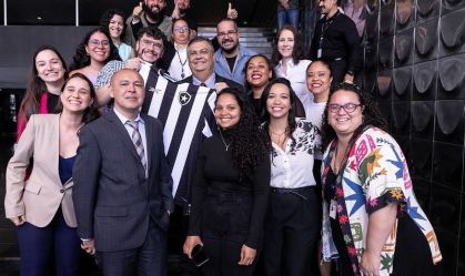 Flávio Dino (ao centro, com a camiseta do Botafogo) na despedida do Ministério da Justiça