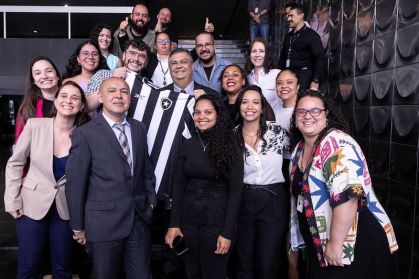 Flávio Dino (ao centro, com a camiseta do Botafogo) na despedida do Ministério da Justiça