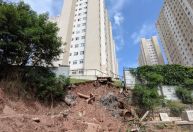 Desabamento de muro de prédio deixa duas casas interditadas em São Paulo