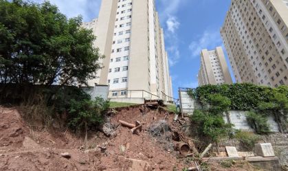 Desabamento de muro de prédio deixa duas casas interditadas em São Paulo