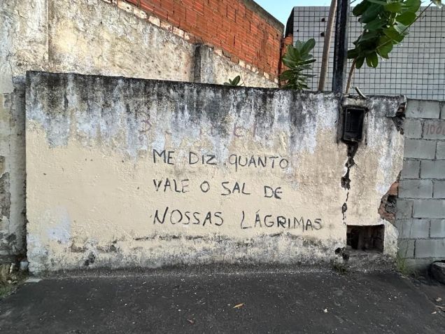 Mensagens de protestos são comuns em paredes da área afetada pela mina em Maceió (AL) / Reprodução