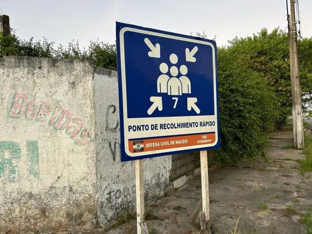 Placas da Defesa Civil orientam rota de fuga para o caso de emergências em Maceió (AL) / Reprodução