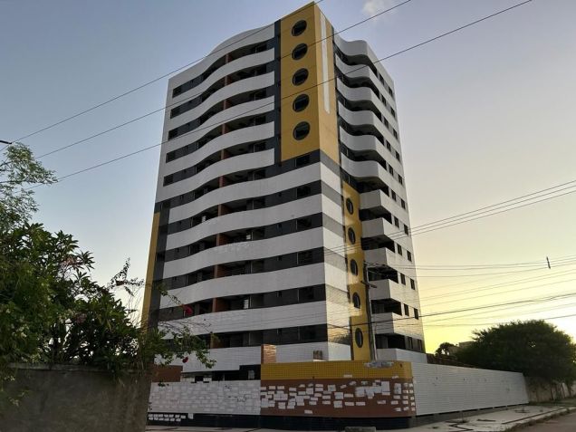 Prédio abandonado logo após a inauguração em Maceió (AL) / Reprodução