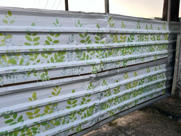 Tapume pintado esconde o por do sol na Lagoa Mundaú, em Maceió (AL) / Reprodução
